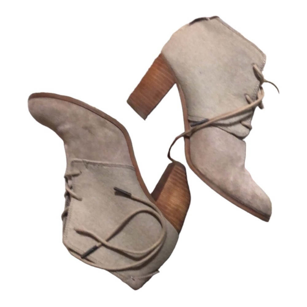 Tom Women’s Sued Tan booties size  9 W